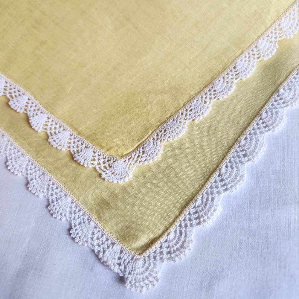 VINTAGE LINEN HANDKERCHIEF WITH WHITE SCALLOPED LACE WITH A FAN PATTERN
